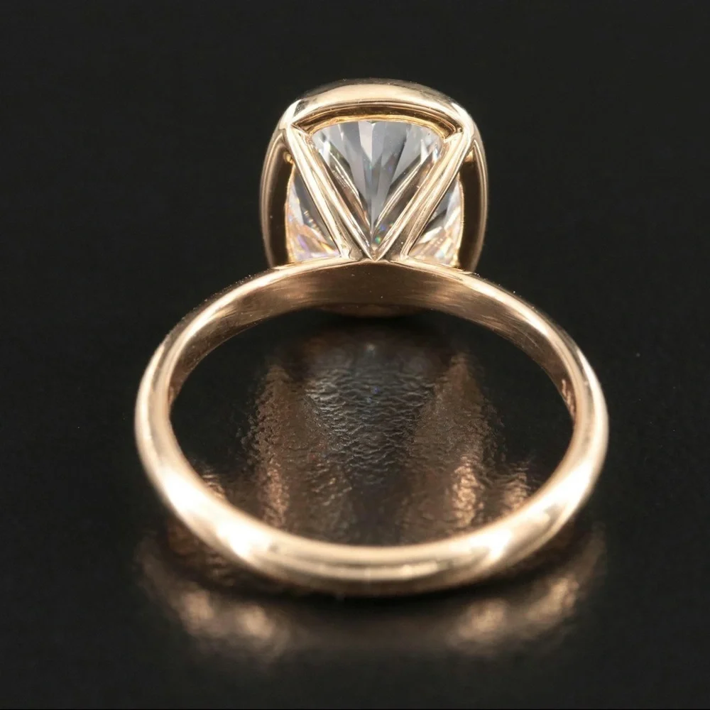 Elegant 18K Gold Ring with stunning solitaire 4.20 ct Diamond (Size 6.25)